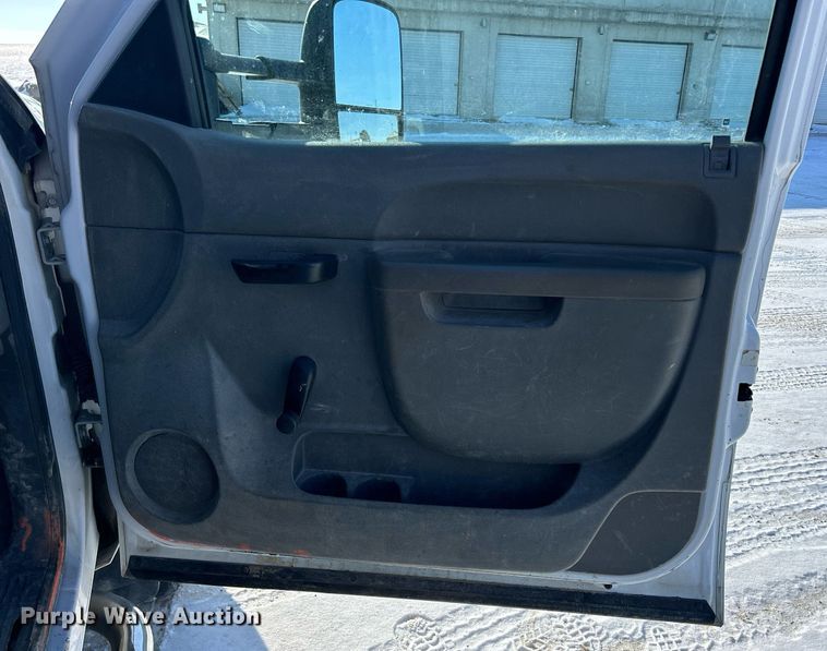 image for item MO9144 2012 Chevrolet Silverado 3500HD  Ext. Cab flatbed pickup truck