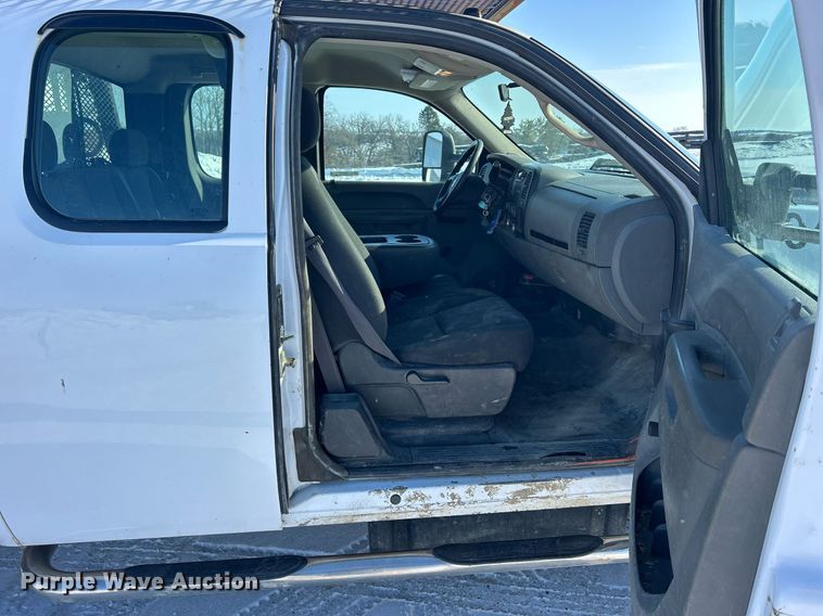 image for item MO9144 2012 Chevrolet Silverado 3500HD  Ext. Cab flatbed pickup truck