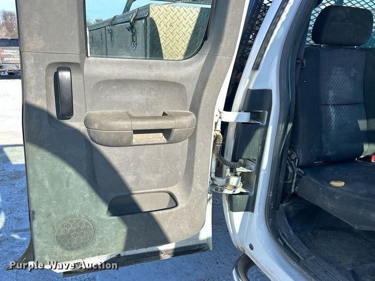 image for item MO9144 2012 Chevrolet Silverado 3500HD  Ext. Cab flatbed pickup truck