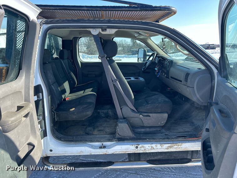 image for item MO9144 2012 Chevrolet Silverado 3500HD  Ext. Cab flatbed pickup truck