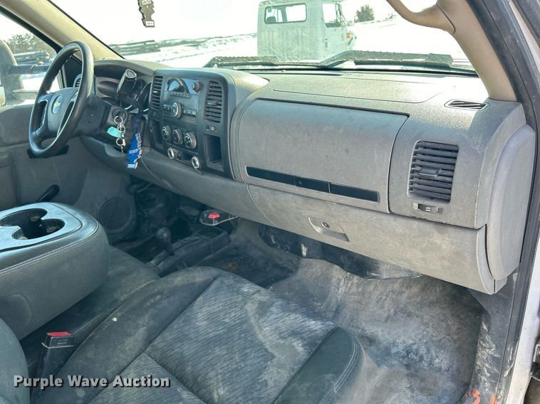 image for item MO9144 2012 Chevrolet Silverado 3500HD  Ext. Cab flatbed pickup truck