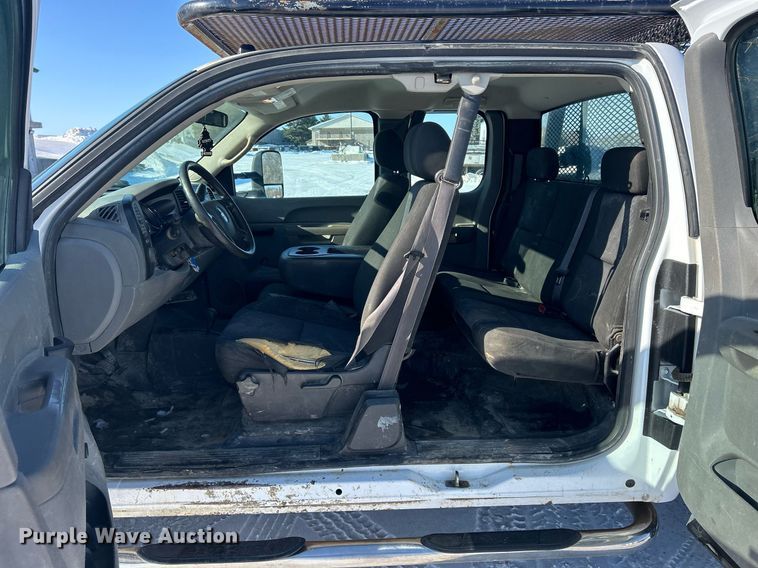 image for item MO9144 2012 Chevrolet Silverado 3500HD  Ext. Cab flatbed pickup truck