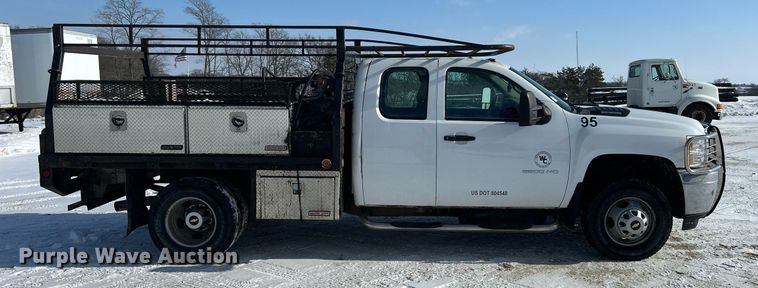 image for item MO9145 2012 Chevrolet Silverado 3500HD  Ext. Cab flatbed pickup truck