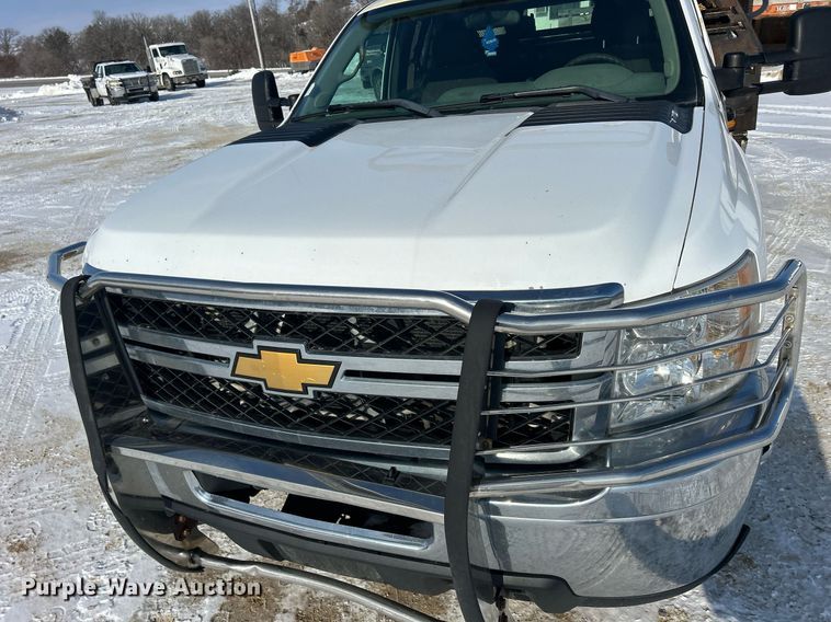 image for item MO9145 2012 Chevrolet Silverado 3500HD  Ext. Cab flatbed pickup truck
