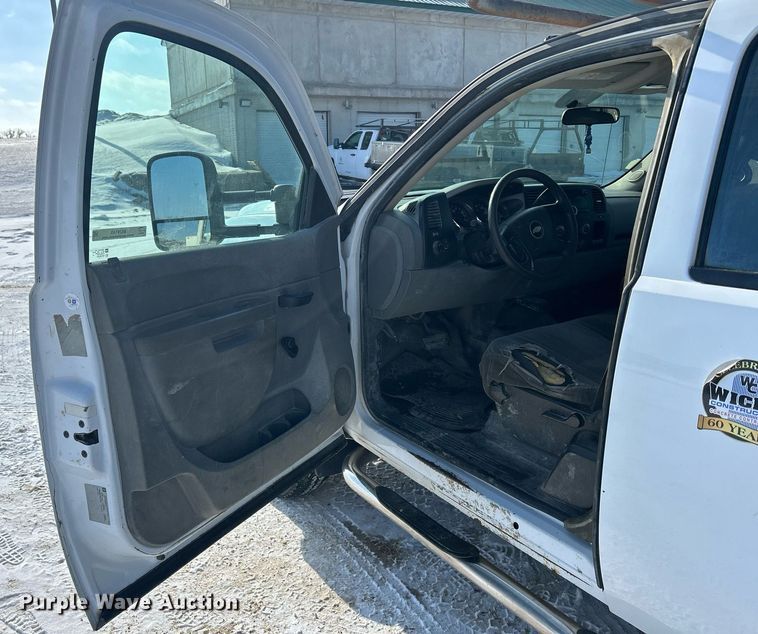 image for item MO9145 2012 Chevrolet Silverado 3500HD  Ext. Cab flatbed pickup truck