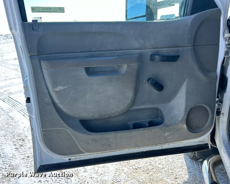 image for item MO9145 2012 Chevrolet Silverado 3500HD  Ext. Cab flatbed pickup truck