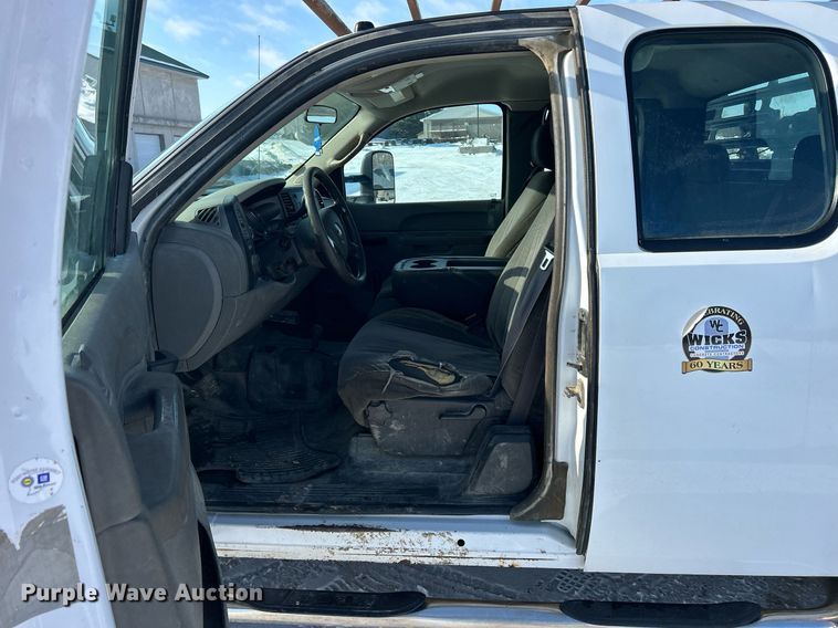 image for item MO9145 2012 Chevrolet Silverado 3500HD  Ext. Cab flatbed pickup truck