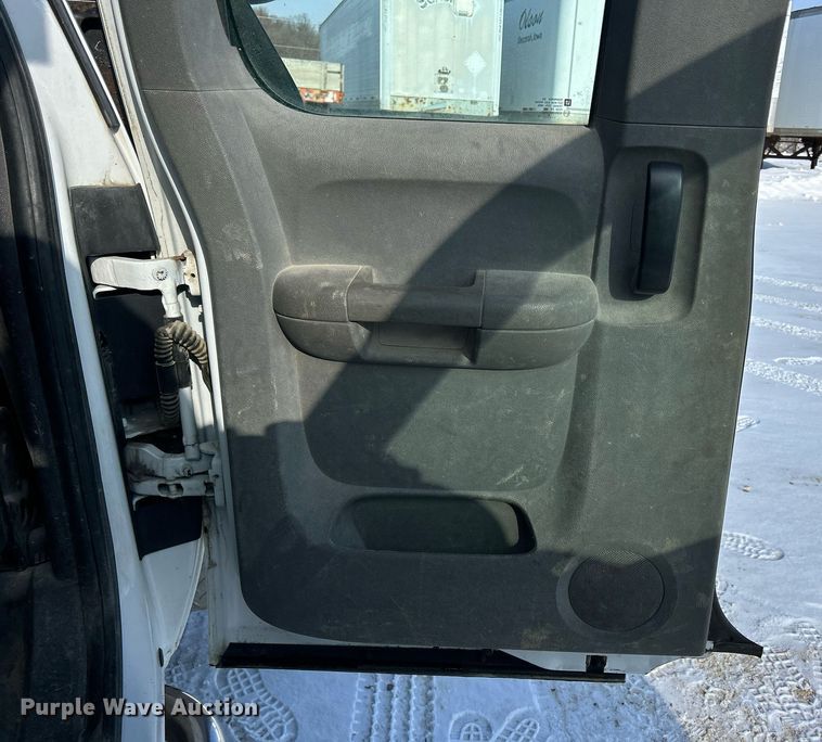 image for item MO9145 2012 Chevrolet Silverado 3500HD  Ext. Cab flatbed pickup truck