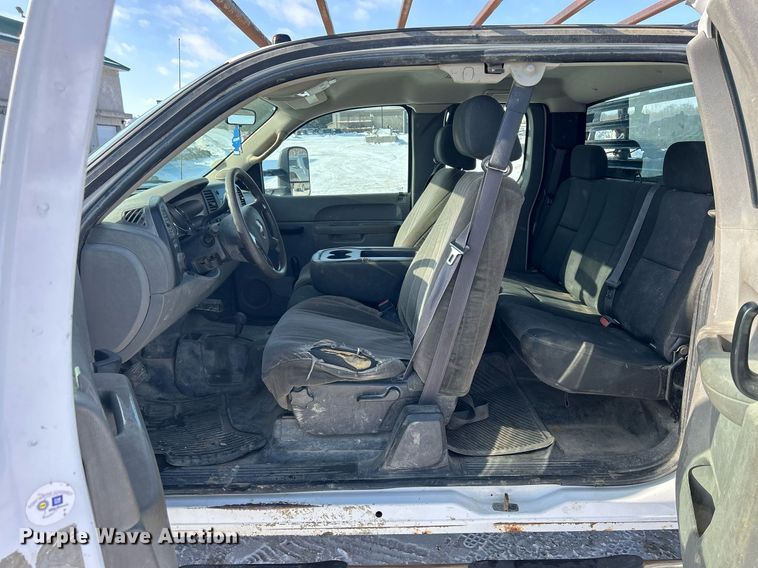 image for item MO9145 2012 Chevrolet Silverado 3500HD  Ext. Cab flatbed pickup truck