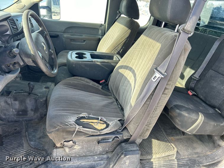 image for item MO9145 2012 Chevrolet Silverado 3500HD  Ext. Cab flatbed pickup truck