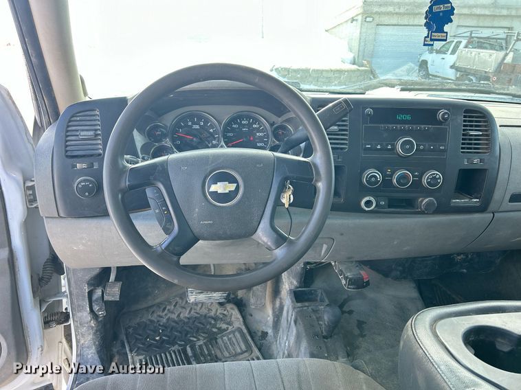 image for item MO9145 2012 Chevrolet Silverado 3500HD  Ext. Cab flatbed pickup truck