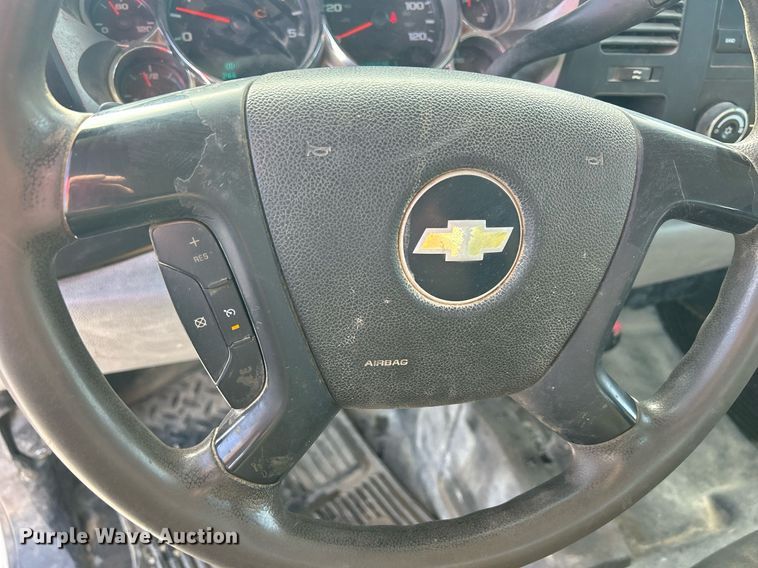 image for item MO9145 2012 Chevrolet Silverado 3500HD  Ext. Cab flatbed pickup truck