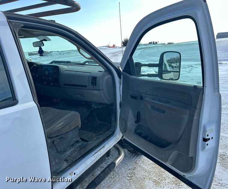 image for item MO9145 2012 Chevrolet Silverado 3500HD  Ext. Cab flatbed pickup truck