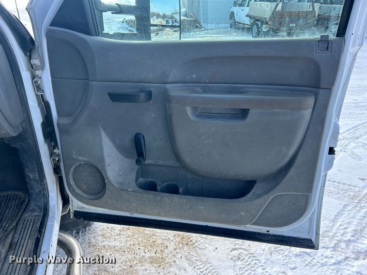 image for item MO9145 2012 Chevrolet Silverado 3500HD  Ext. Cab flatbed pickup truck