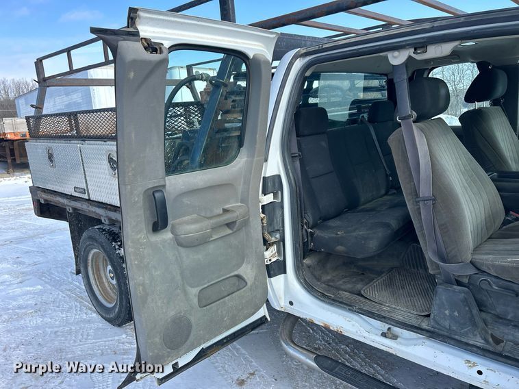 image for item MO9145 2012 Chevrolet Silverado 3500HD  Ext. Cab flatbed pickup truck