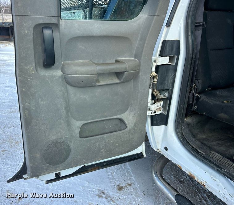 image for item MO9145 2012 Chevrolet Silverado 3500HD  Ext. Cab flatbed pickup truck