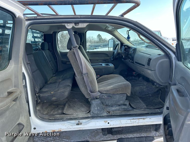 image for item MO9145 2012 Chevrolet Silverado 3500HD  Ext. Cab flatbed pickup truck