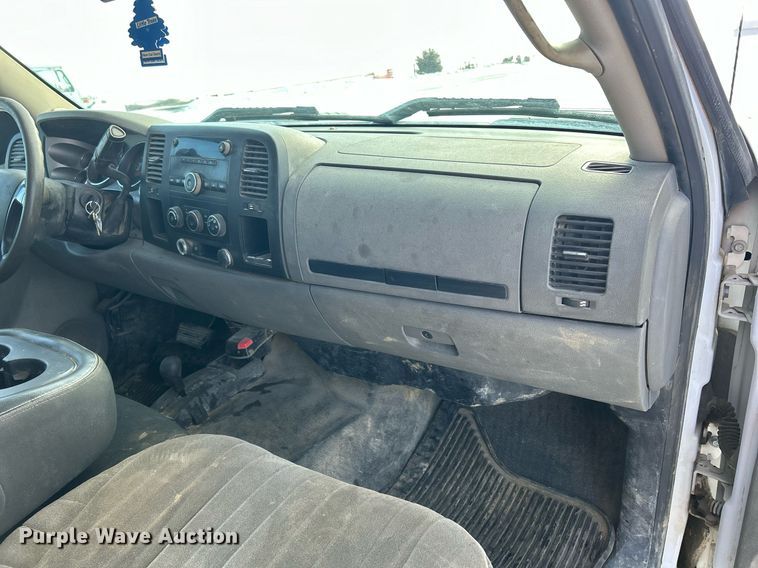 image for item MO9145 2012 Chevrolet Silverado 3500HD  Ext. Cab flatbed pickup truck