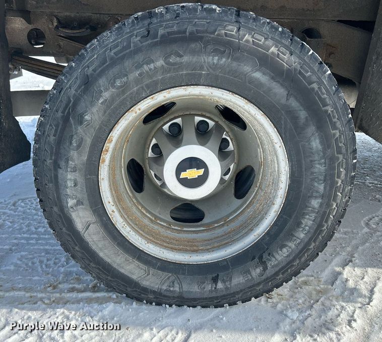 image for item MO9145 2012 Chevrolet Silverado 3500HD  Ext. Cab flatbed pickup truck