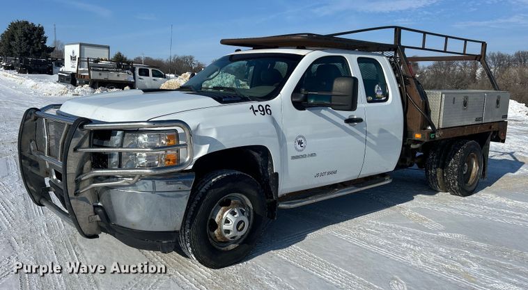 image for item MO9146 2013 Chevrolet Silverado 3500HD  Ext. Cab flatbed pickup truck