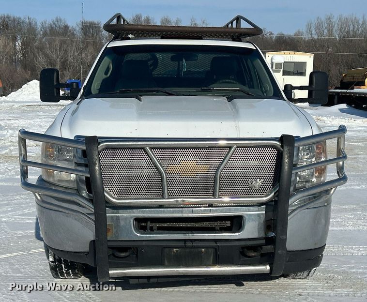 image for item MO9146 2013 Chevrolet Silverado 3500HD  Ext. Cab flatbed pickup truck