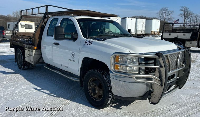 image for item MO9146 2013 Chevrolet Silverado 3500HD  Ext. Cab flatbed pickup truck