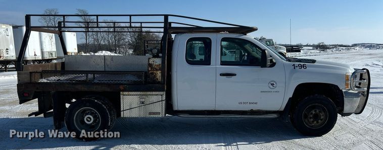 image for item MO9146 2013 Chevrolet Silverado 3500HD  Ext. Cab flatbed pickup truck