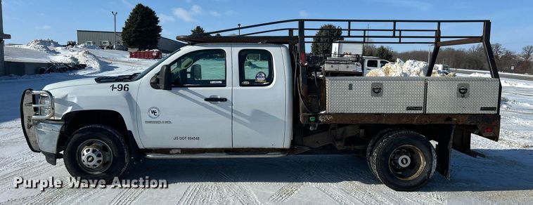 image for item MO9146 2013 Chevrolet Silverado 3500HD  Ext. Cab flatbed pickup truck