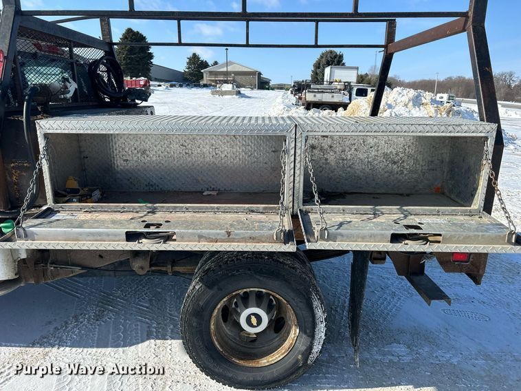 image for item MO9146 2013 Chevrolet Silverado 3500HD  Ext. Cab flatbed pickup truck