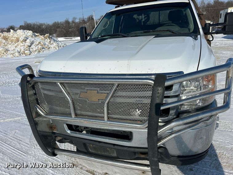 image for item MO9146 2013 Chevrolet Silverado 3500HD  Ext. Cab flatbed pickup truck