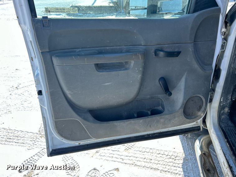 image for item MO9146 2013 Chevrolet Silverado 3500HD  Ext. Cab flatbed pickup truck