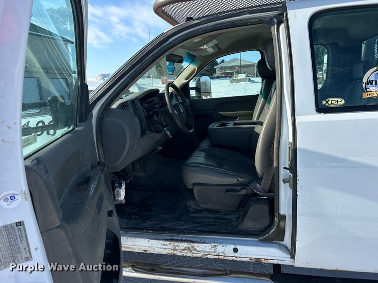 image for item MO9146 2013 Chevrolet Silverado 3500HD  Ext. Cab flatbed pickup truck