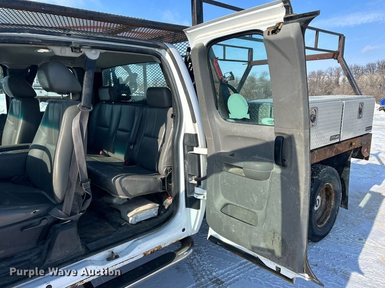 image for item MO9146 2013 Chevrolet Silverado 3500HD  Ext. Cab flatbed pickup truck