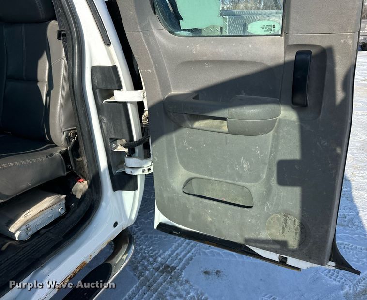 image for item MO9146 2013 Chevrolet Silverado 3500HD  Ext. Cab flatbed pickup truck