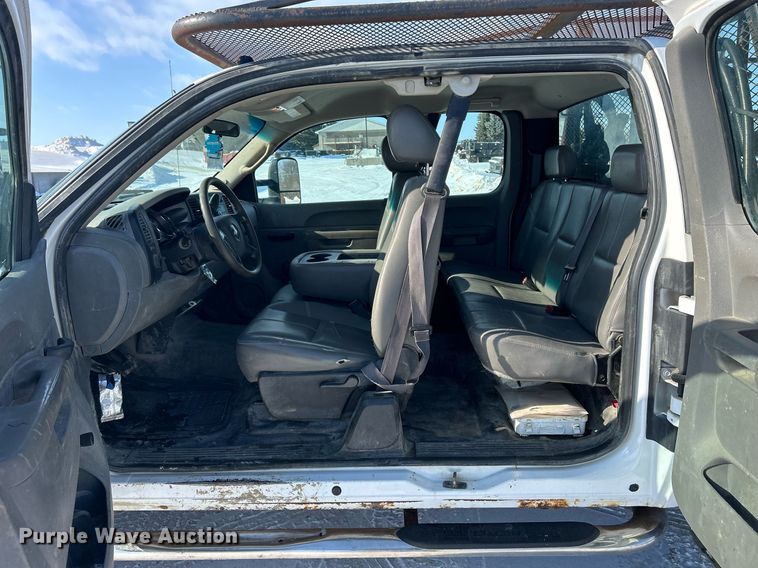 image for item MO9146 2013 Chevrolet Silverado 3500HD  Ext. Cab flatbed pickup truck