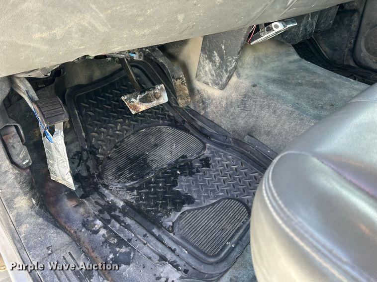 image for item MO9146 2013 Chevrolet Silverado 3500HD  Ext. Cab flatbed pickup truck