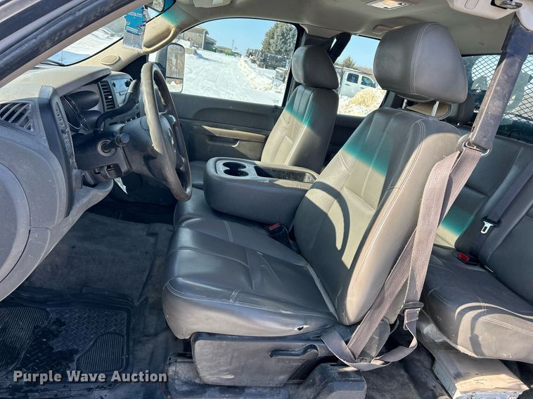 image for item MO9146 2013 Chevrolet Silverado 3500HD  Ext. Cab flatbed pickup truck