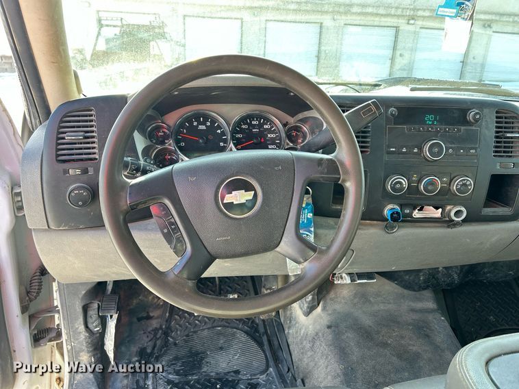 image for item MO9146 2013 Chevrolet Silverado 3500HD  Ext. Cab flatbed pickup truck