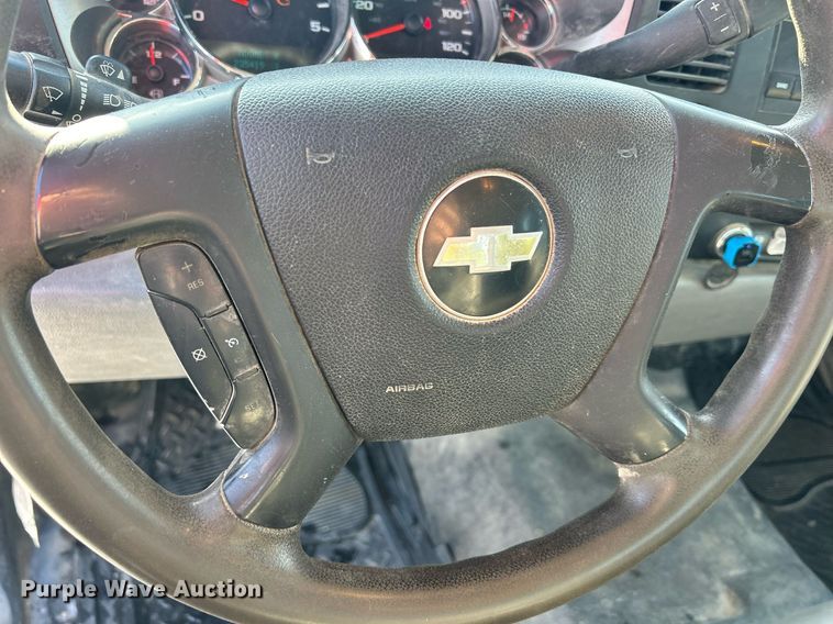 image for item MO9146 2013 Chevrolet Silverado 3500HD  Ext. Cab flatbed pickup truck