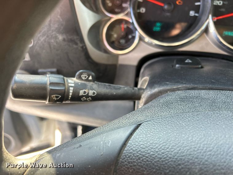 image for item MO9146 2013 Chevrolet Silverado 3500HD  Ext. Cab flatbed pickup truck