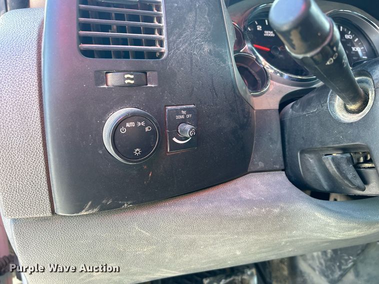 image for item MO9146 2013 Chevrolet Silverado 3500HD  Ext. Cab flatbed pickup truck