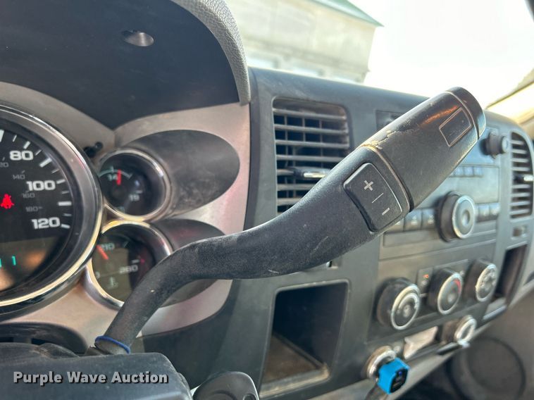 image for item MO9146 2013 Chevrolet Silverado 3500HD  Ext. Cab flatbed pickup truck