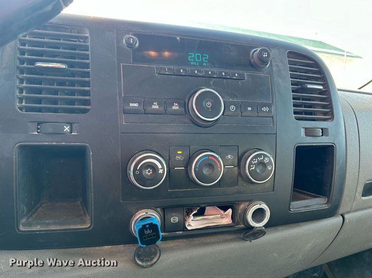 image for item MO9146 2013 Chevrolet Silverado 3500HD  Ext. Cab flatbed pickup truck