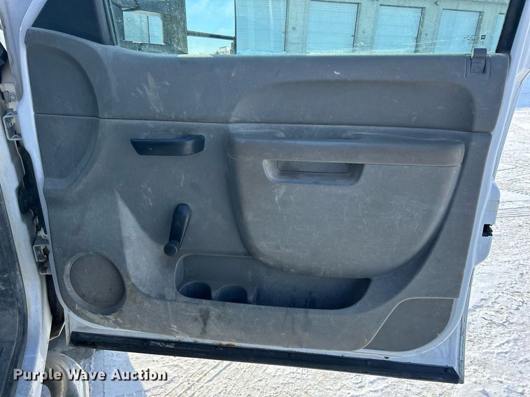 image for item MO9146 2013 Chevrolet Silverado 3500HD  Ext. Cab flatbed pickup truck