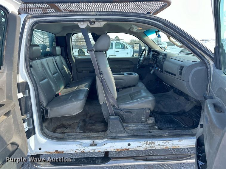 image for item MO9146 2013 Chevrolet Silverado 3500HD  Ext. Cab flatbed pickup truck