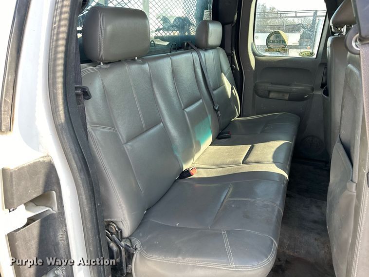 image for item MO9146 2013 Chevrolet Silverado 3500HD  Ext. Cab flatbed pickup truck