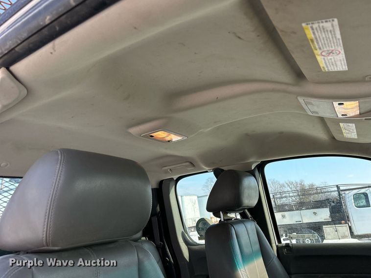 image for item MO9146 2013 Chevrolet Silverado 3500HD  Ext. Cab flatbed pickup truck