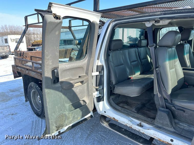 image for item MO9146 2013 Chevrolet Silverado 3500HD  Ext. Cab flatbed pickup truck