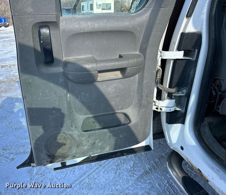 image for item MO9146 2013 Chevrolet Silverado 3500HD  Ext. Cab flatbed pickup truck