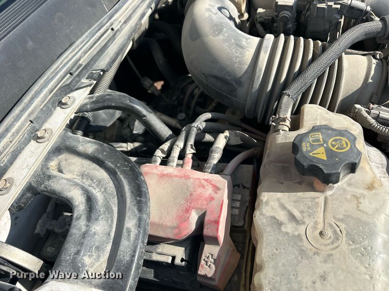 image for item MO9146 2013 Chevrolet Silverado 3500HD  Ext. Cab flatbed pickup truck